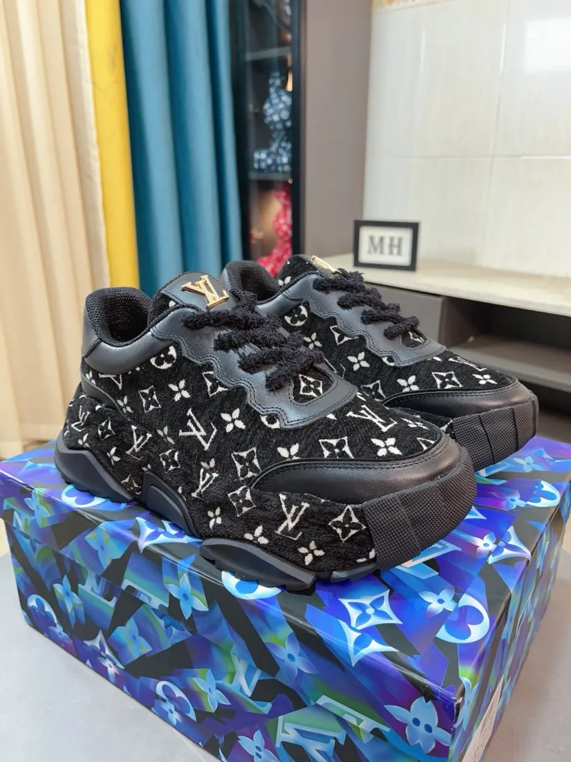 Men's men's shoes 💰580🌸🌸 LV style is novel and fashionable, the upper is made of imported cowhide + LV special materials! Super trendy design! It’s eye-catching! The leather is soft, delicate, shiny and translucent, showing the ultimate in pure handcraftsmanship, and the mesh is soft, comfortable and breathable! Size: 39-44 (38 45 customized)